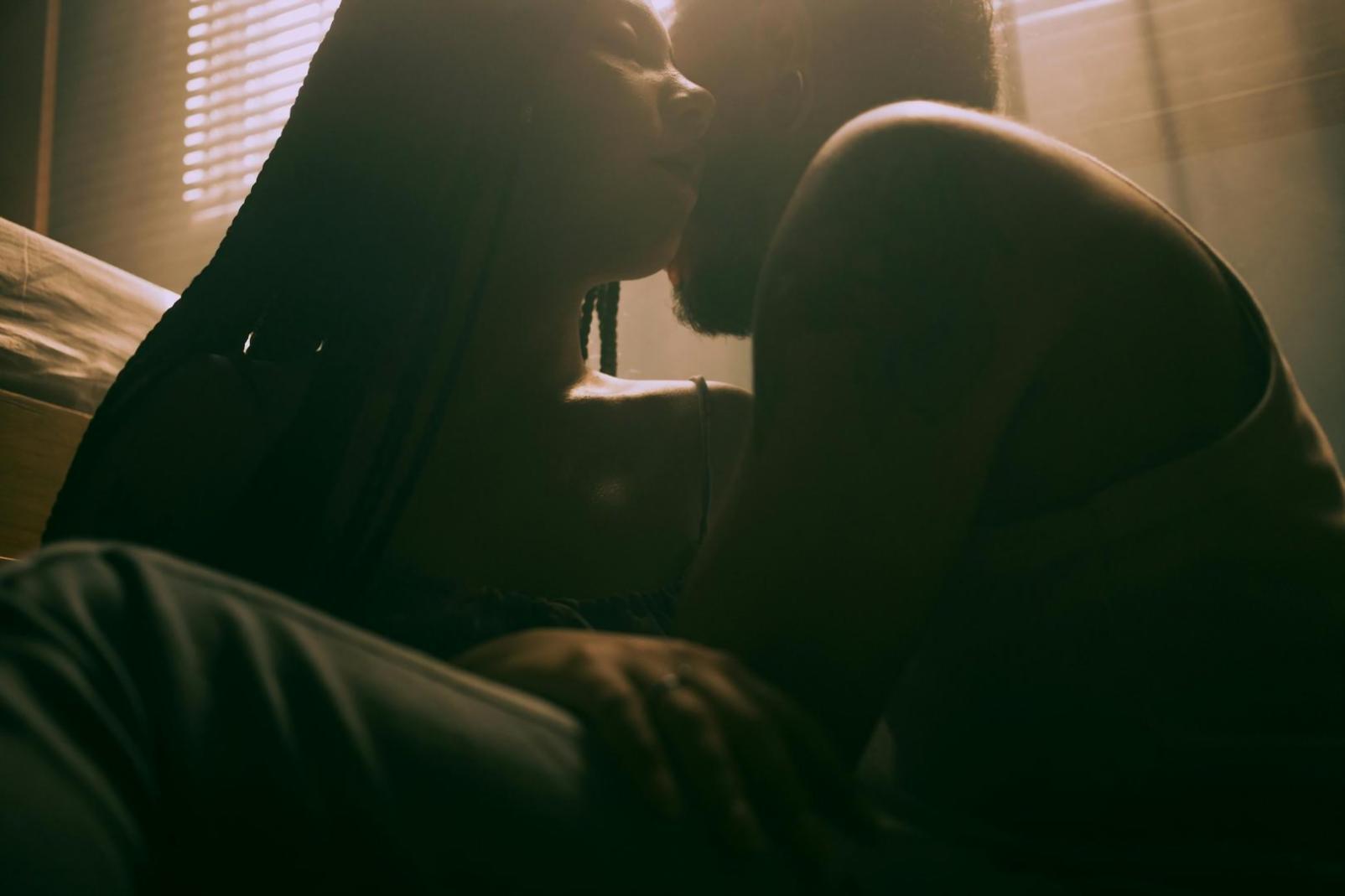 Famiglia che comunica serenamente in un ambiente domestico accogliente