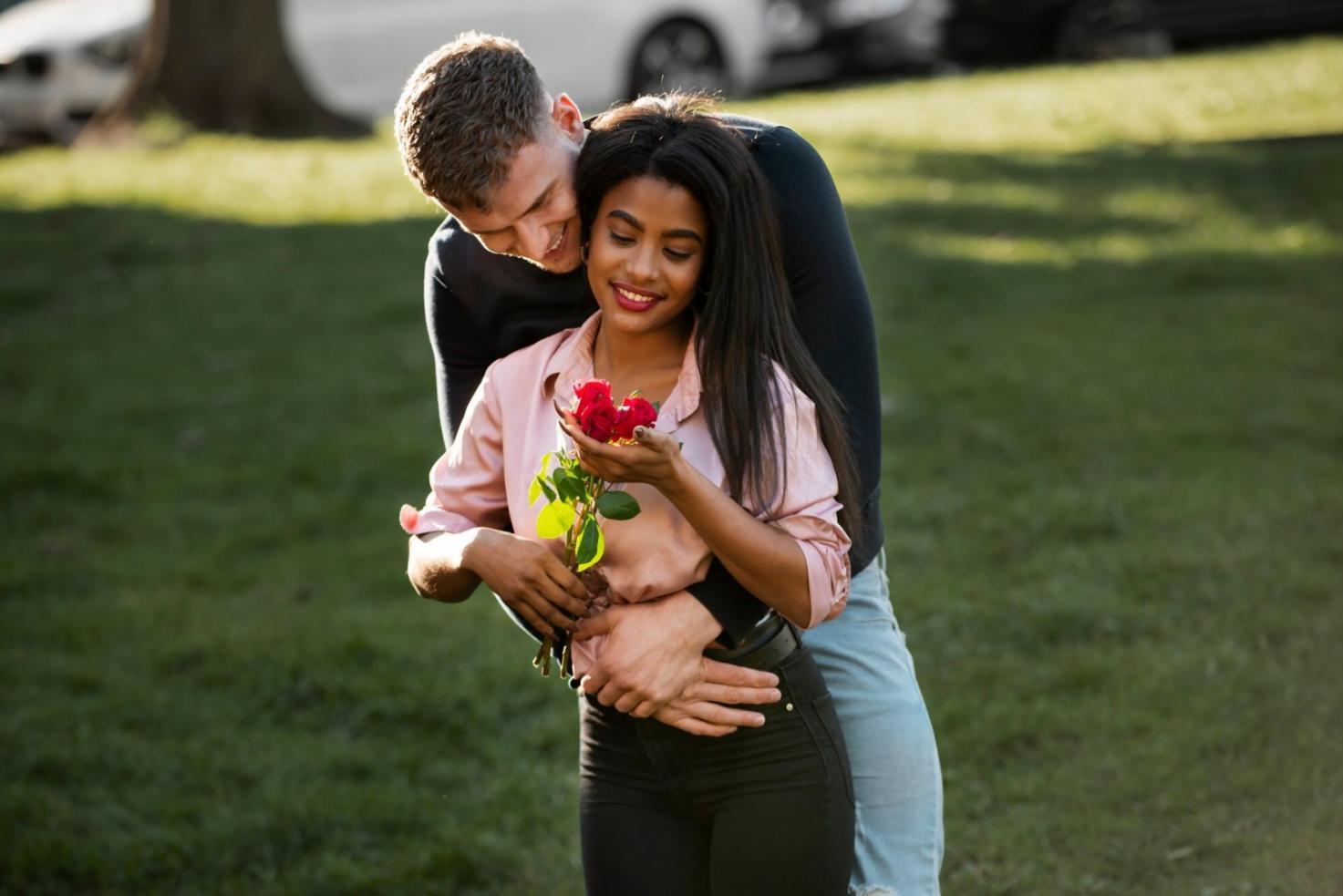 Famiglia che pratica comunicazione emotiva autentica