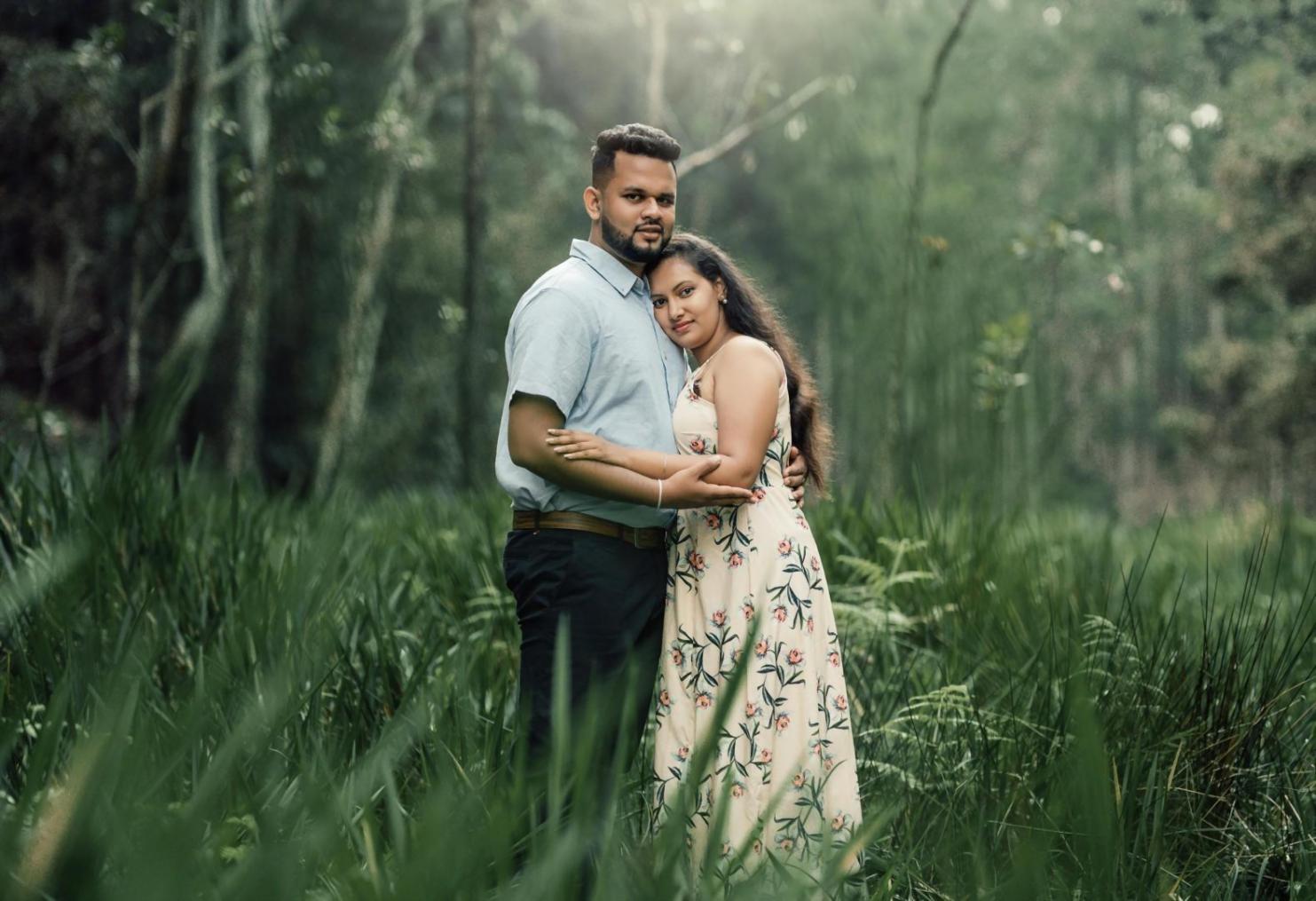 Momento di connessione emotiva tra membri della famiglia in conversazione